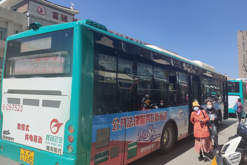 深圳律师“法律援助”搭乘公交走遍昆明大街小巷
